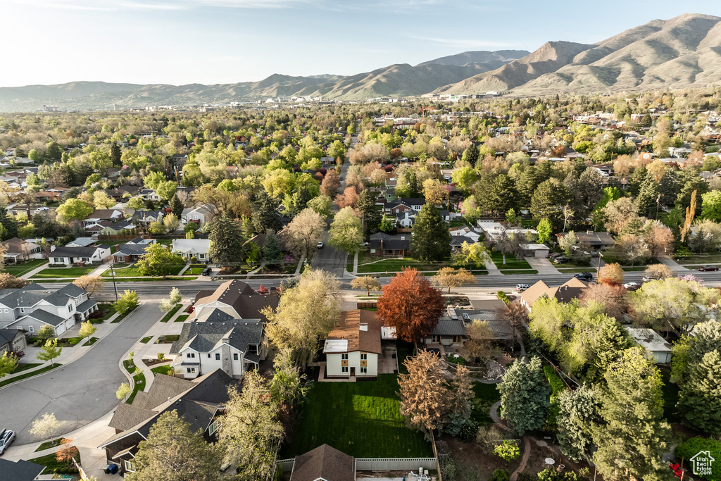 Bird's eye view with a residential view and a mountain view
