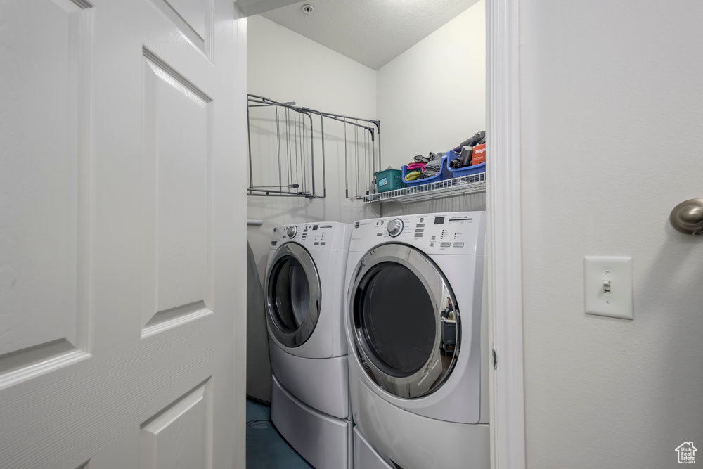 Clothes washing area with laundry area and independent washer and dryer