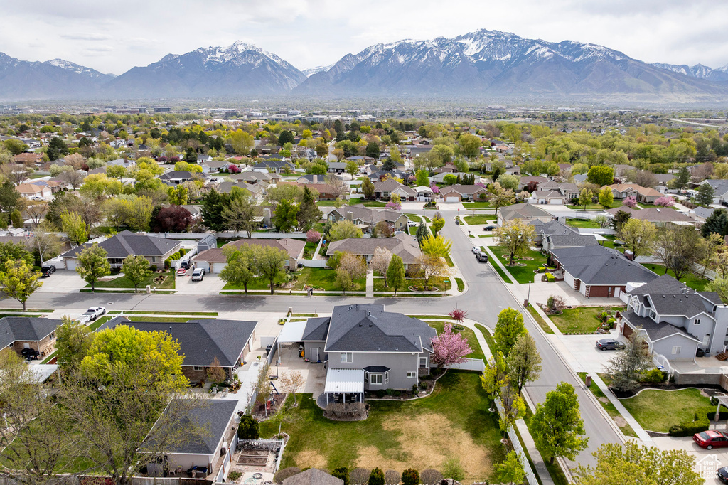 Birds eye view of property featuring a residential view and a mountain view