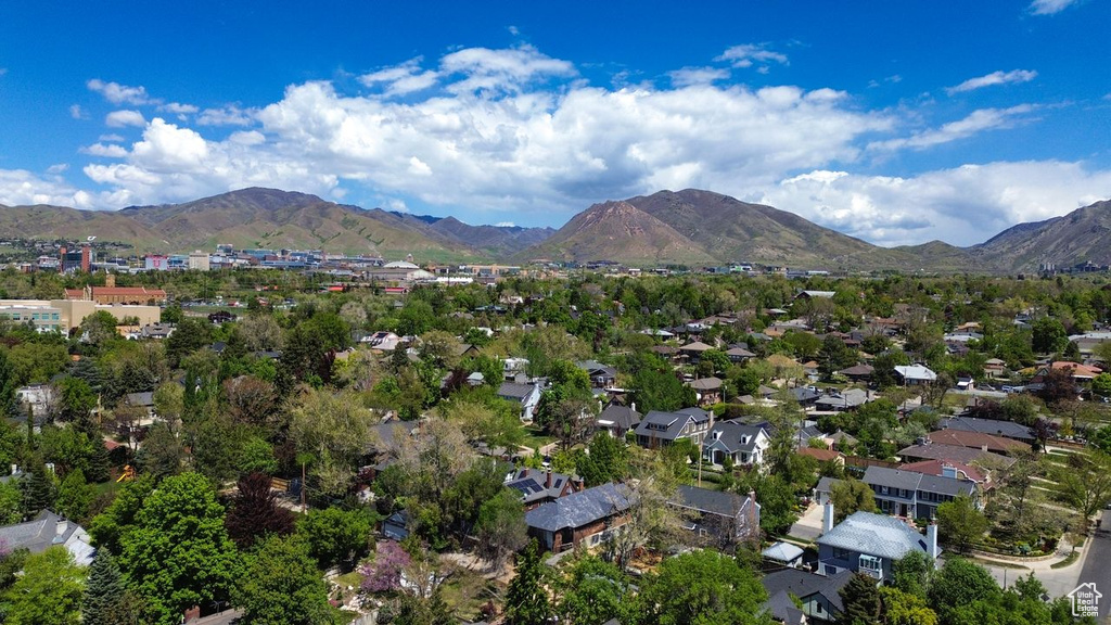 Bird\'s eye view with a mountain view