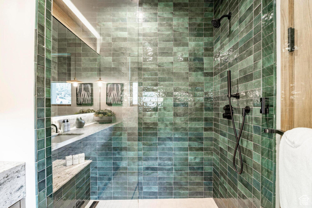 Bathroom featuring tiled shower