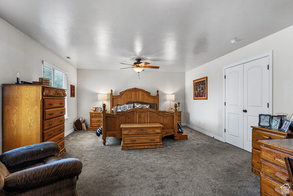Bedroom featuring carpet floors, a ceiling fan, baseboards, and a closet