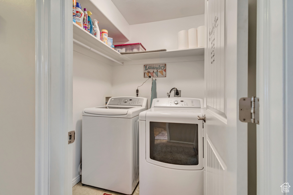 Laundry area with laundry area and independent washer and dryer