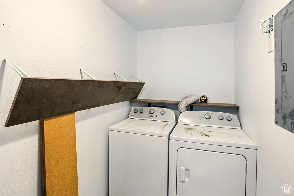 Laundry area with laundry area and independent washer and dryer