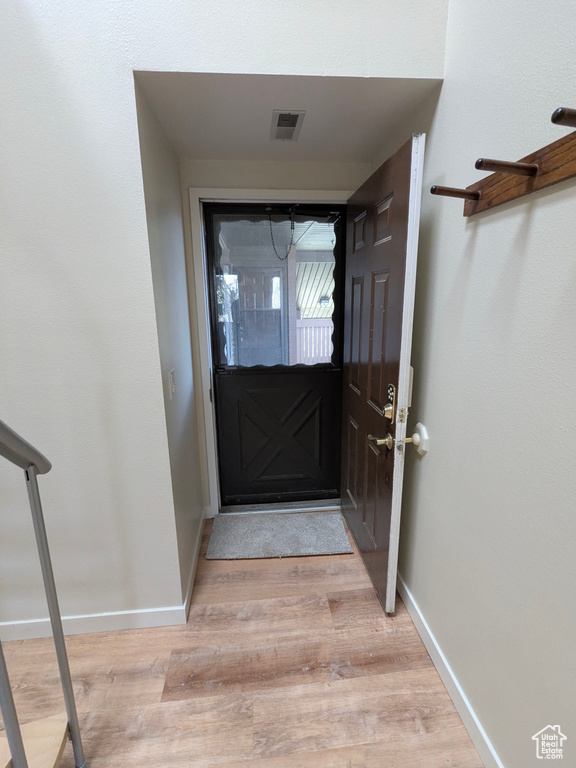 Entryway featuring visible vents, light wood finished floors, and baseboards