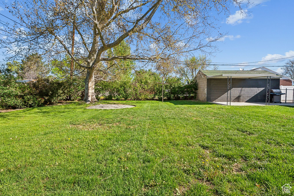 View of yard with an outdoor structure