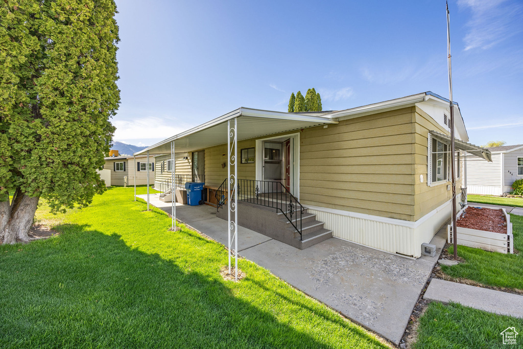 Manufactured / mobile home featuring a front yard