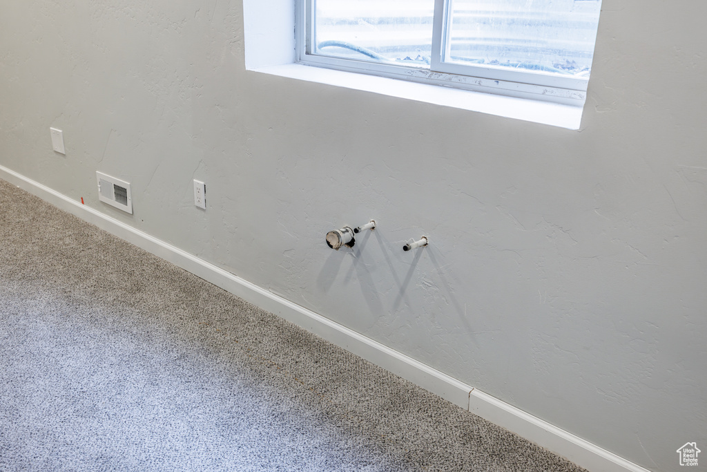 Interior details featuring baseboards, carpet flooring, and visible vents