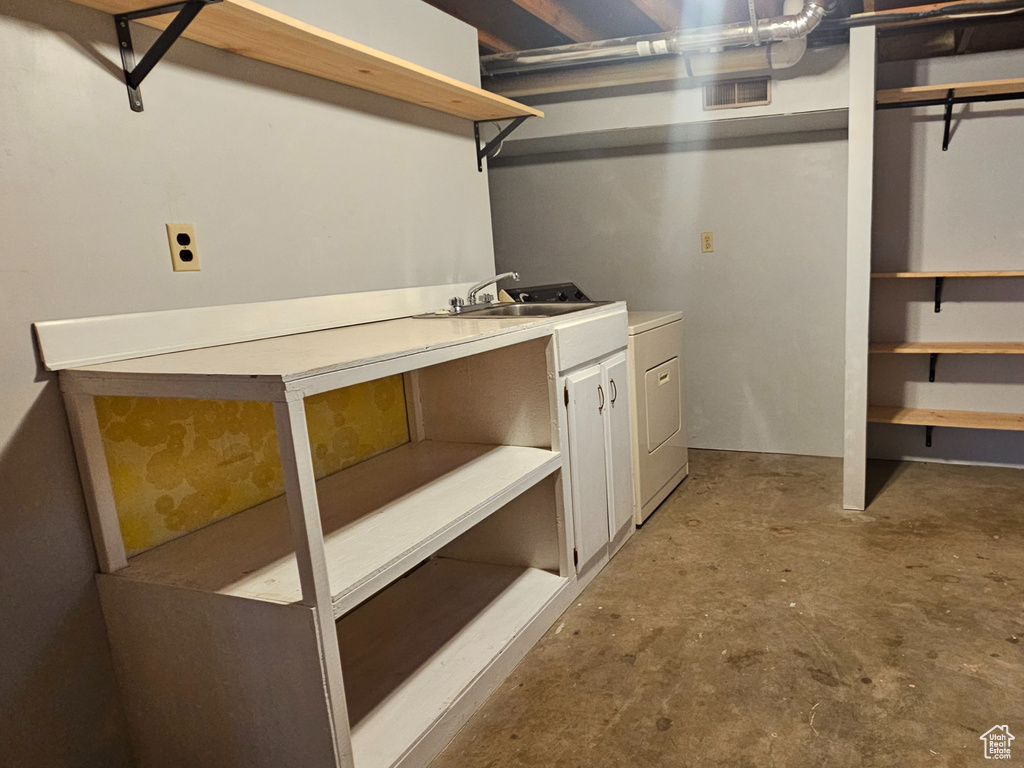 Walk in closet featuring a sink