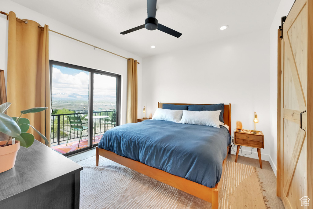 Bedroom featuring access to outside, ceiling fan, a barn door, light wood-style floors, and recessed lighting