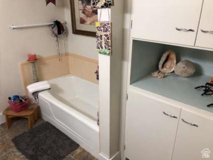 Bathroom with a bathing tub