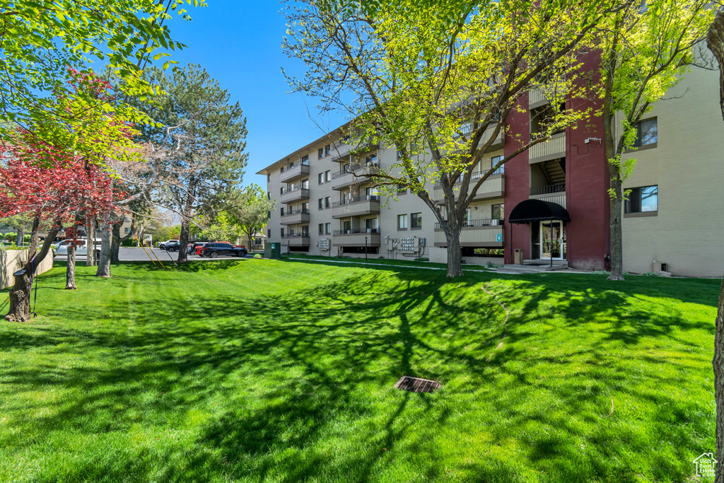 Surrounding community featuring a lawn