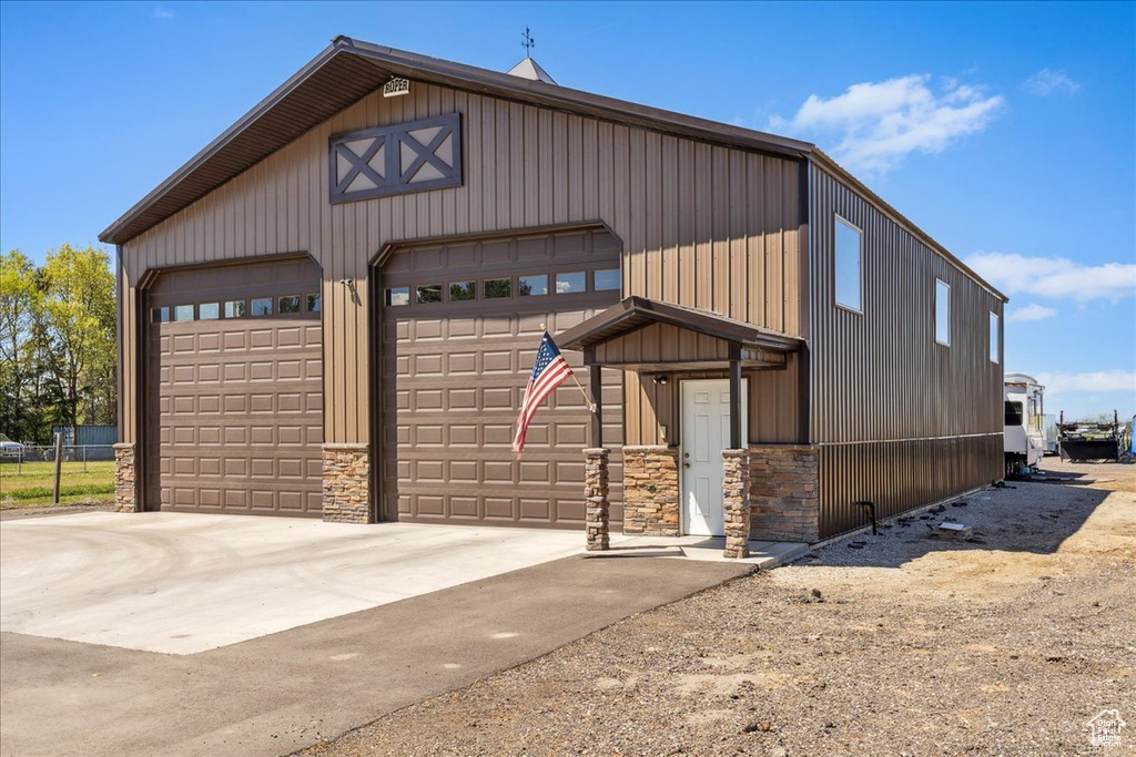 View of front facade with a detached garage and an outdoor structure