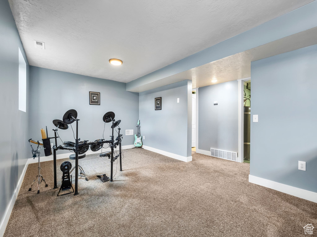Workout room with visible vents, carpet, and baseboards