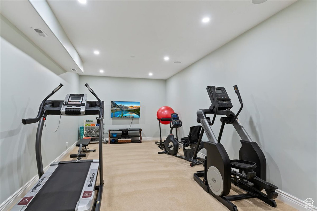 Workout room with baseboards, carpet flooring, recessed lighting, and visible vents