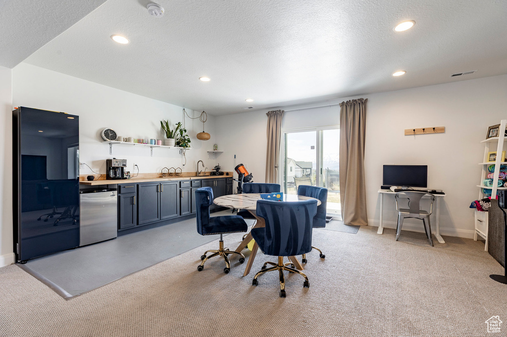 Dining room featuring recessed lighting, a textured ceiling, visible vents, and wet bar