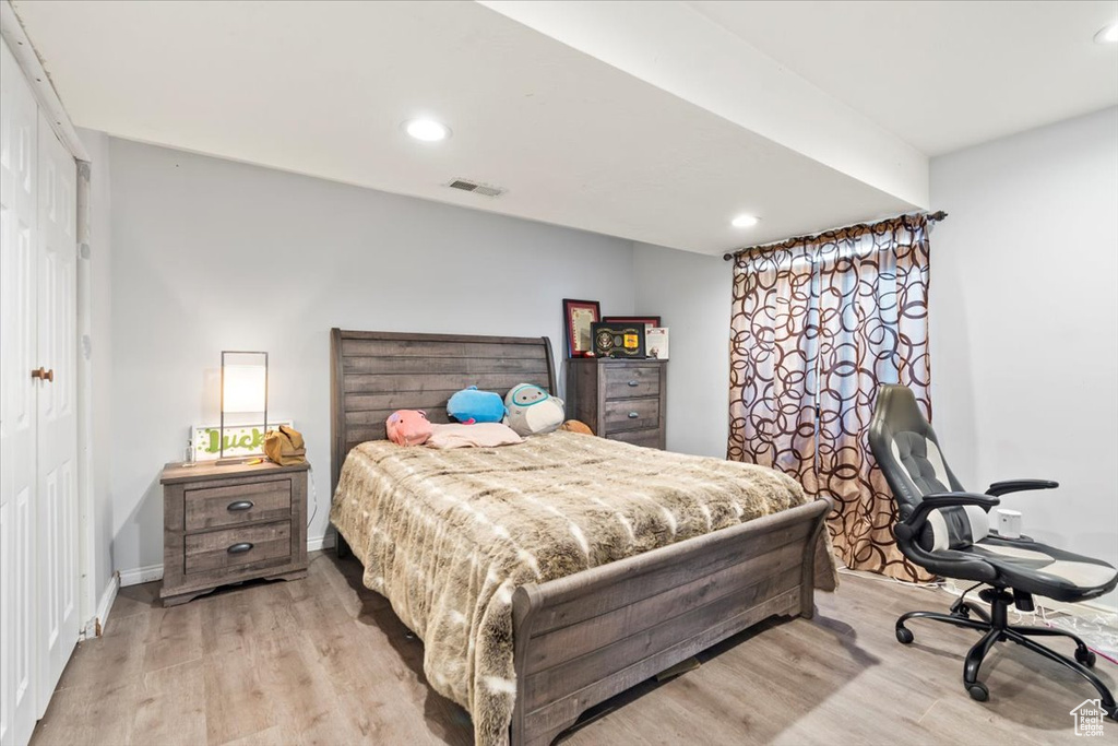 Bedroom featuring visible vents, recessed lighting, baseboards, and wood finished floors