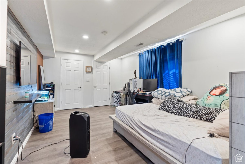 Bedroom featuring recessed lighting, baseboards, visible vents, and wood finished floors