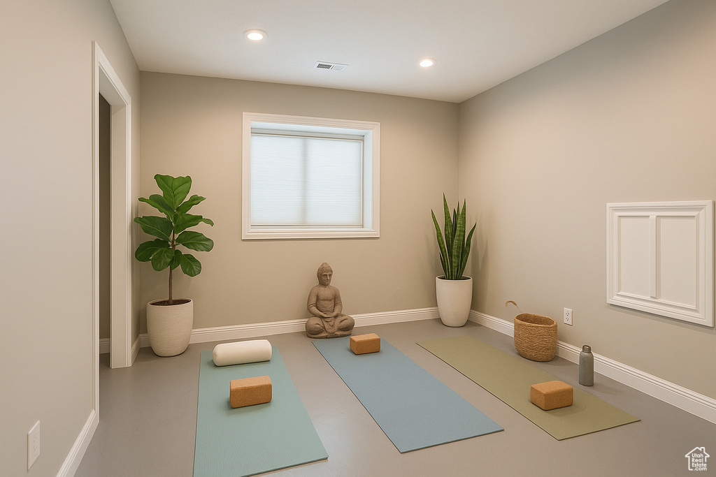 Exercise room with baseboards and recessed lighting