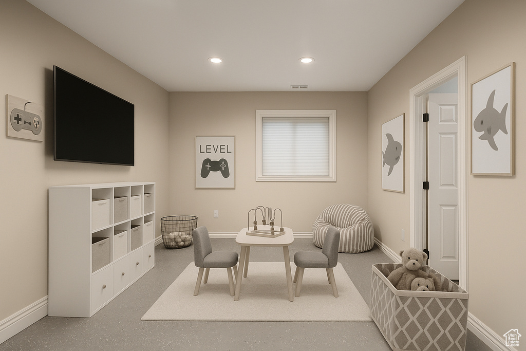 Living area with baseboards and recessed lighting