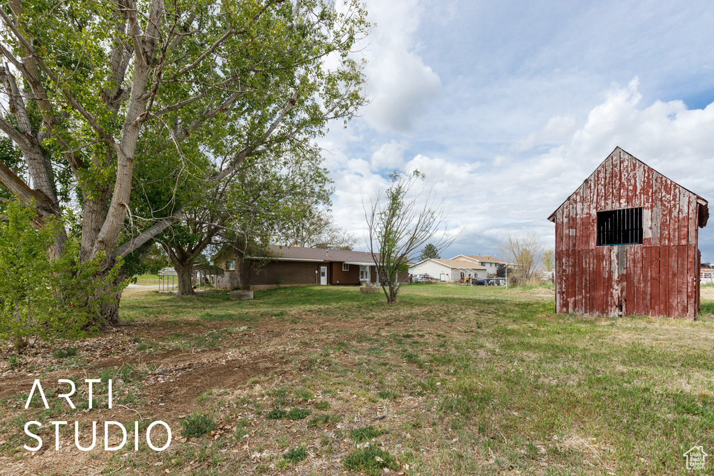 View of yard with an outdoor structure