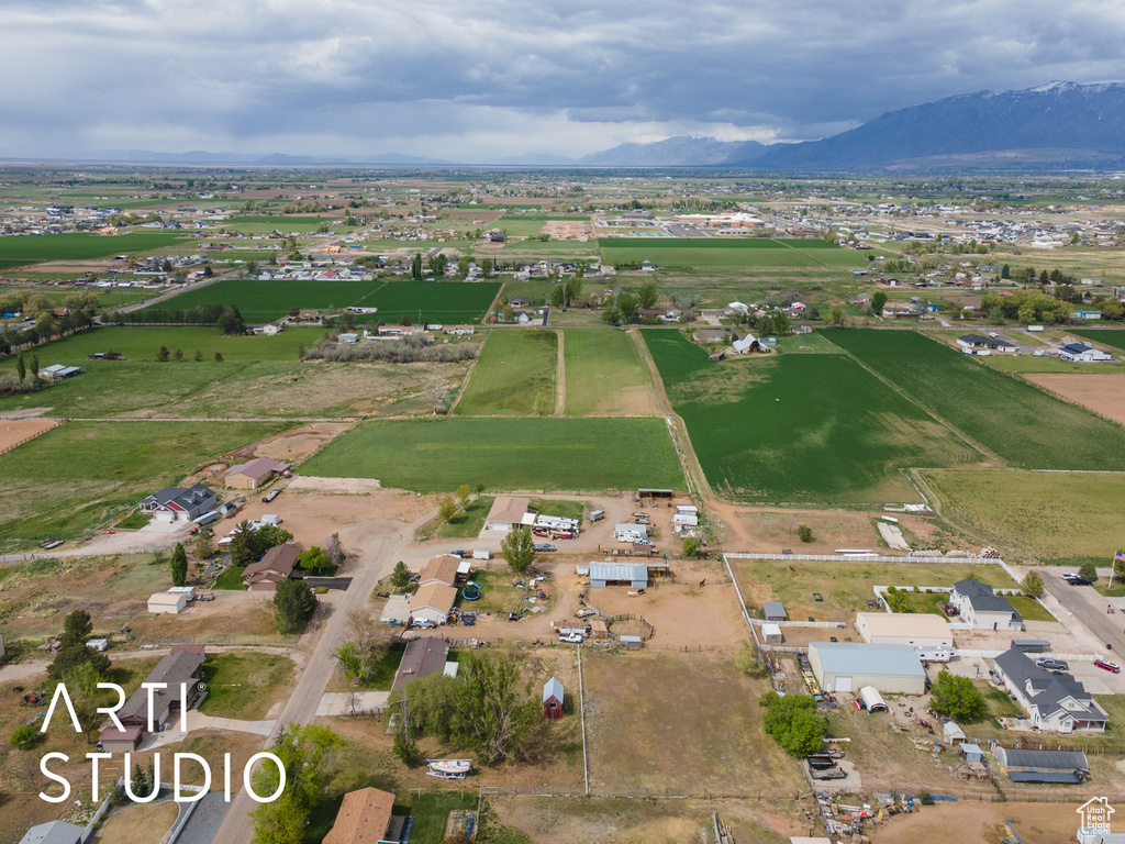 Bird\'s eye view with a mountain view