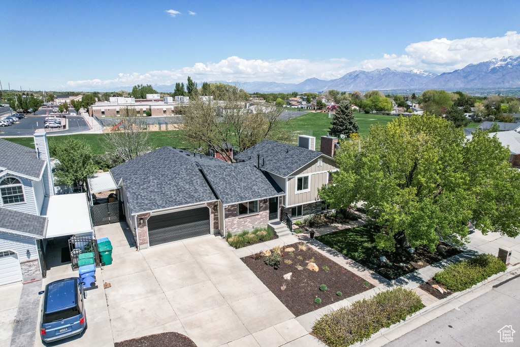 Birds eye view of property featuring a mountain view