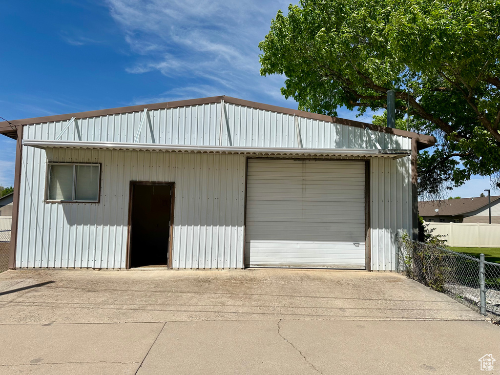 Detached garage with fence