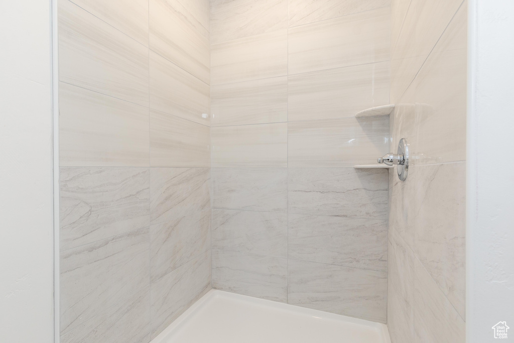 Bathroom featuring tiled shower