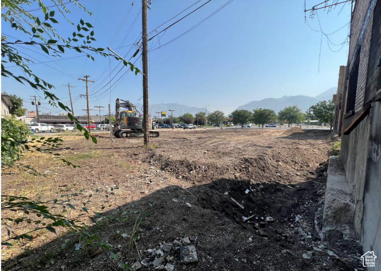 View of yard featuring a mountain view