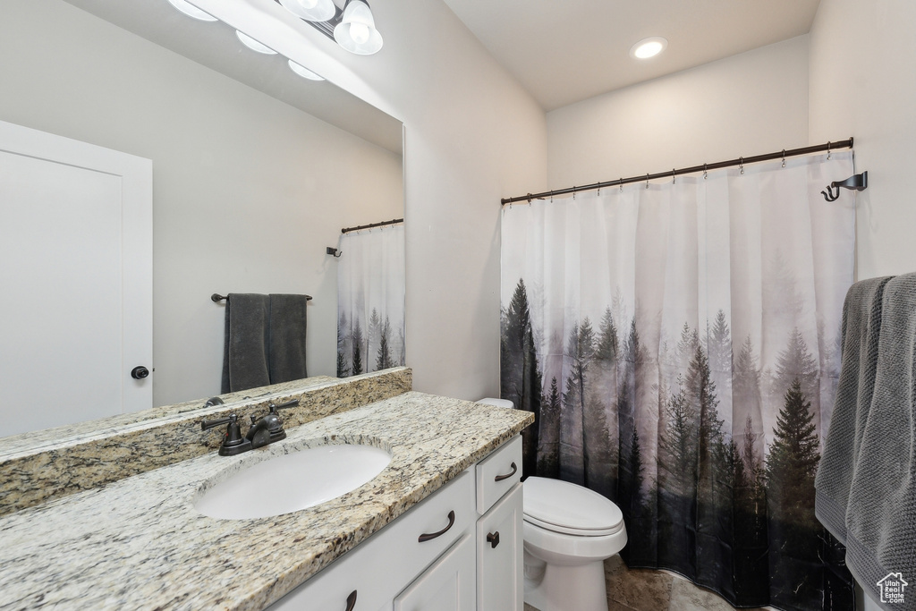 Full bath featuring recessed lighting, toilet, a shower with curtain, and vanity