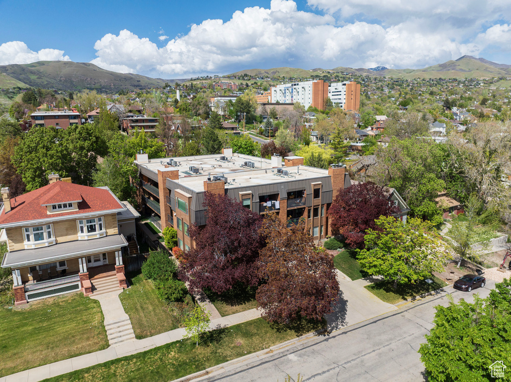 Aerial view with a mountain view