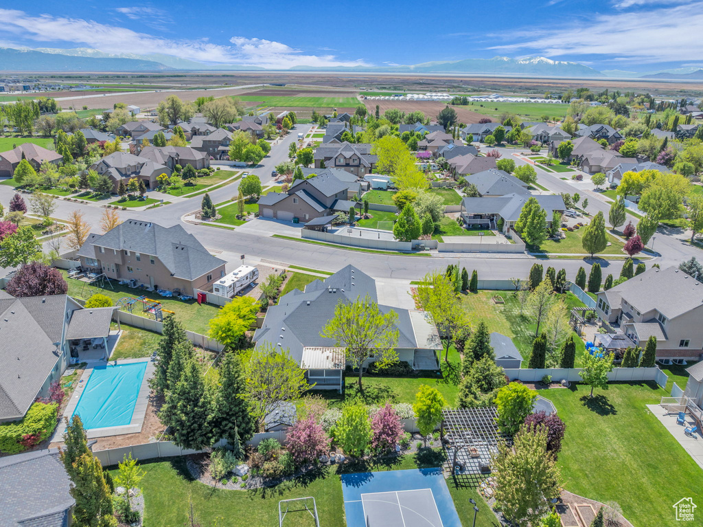 Birds eye view of property featuring a residential view