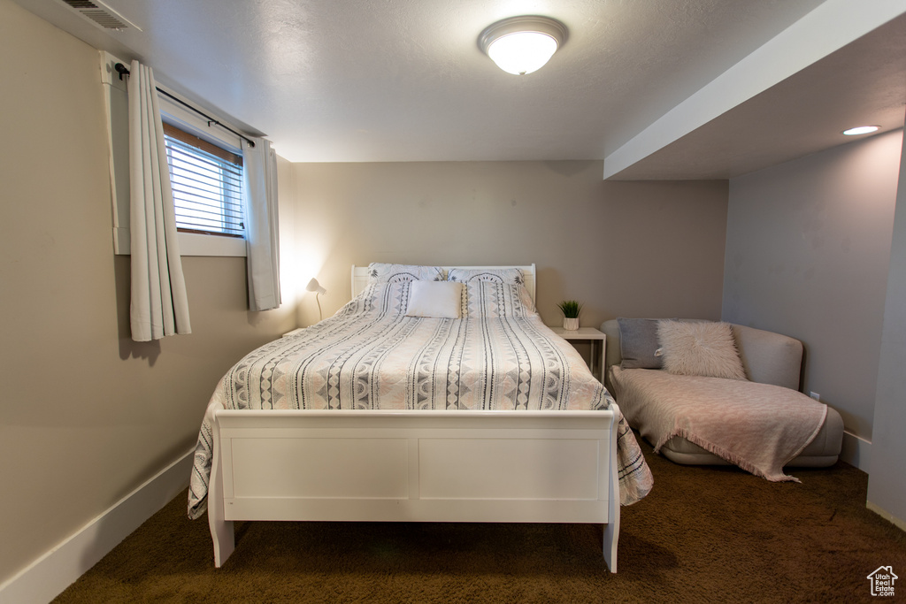 Bedroom with carpet flooring, baseboards, and visible vents