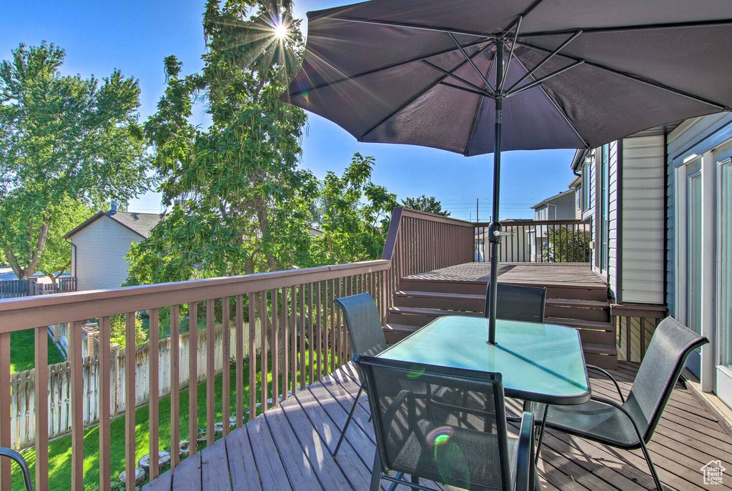 Deck with outdoor dining space and fence