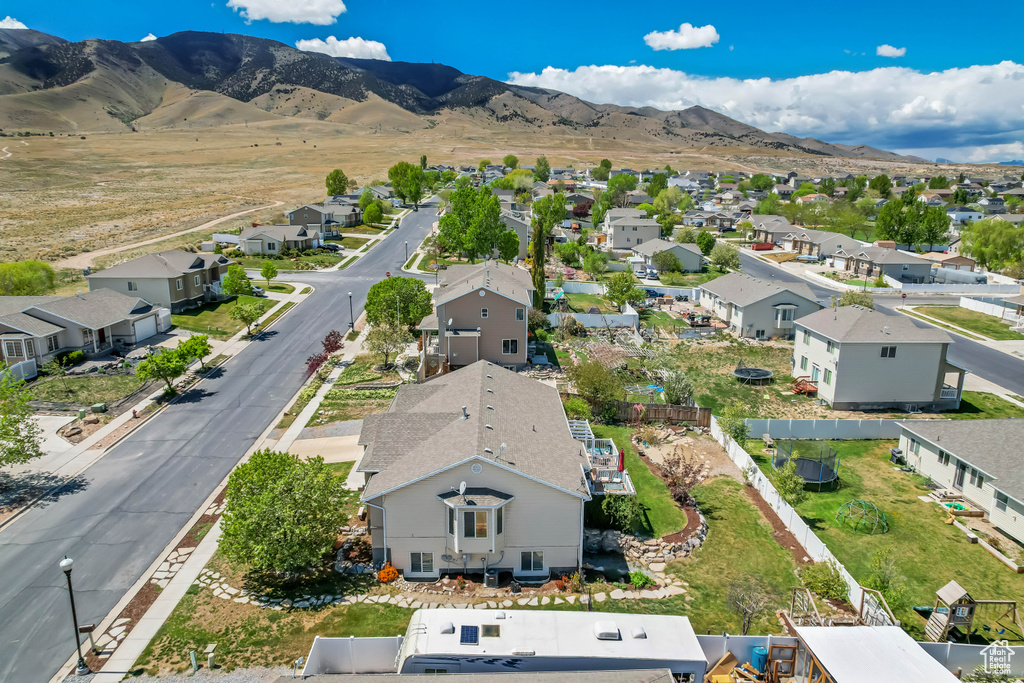Bird's eye view featuring a residential view and a mountain view