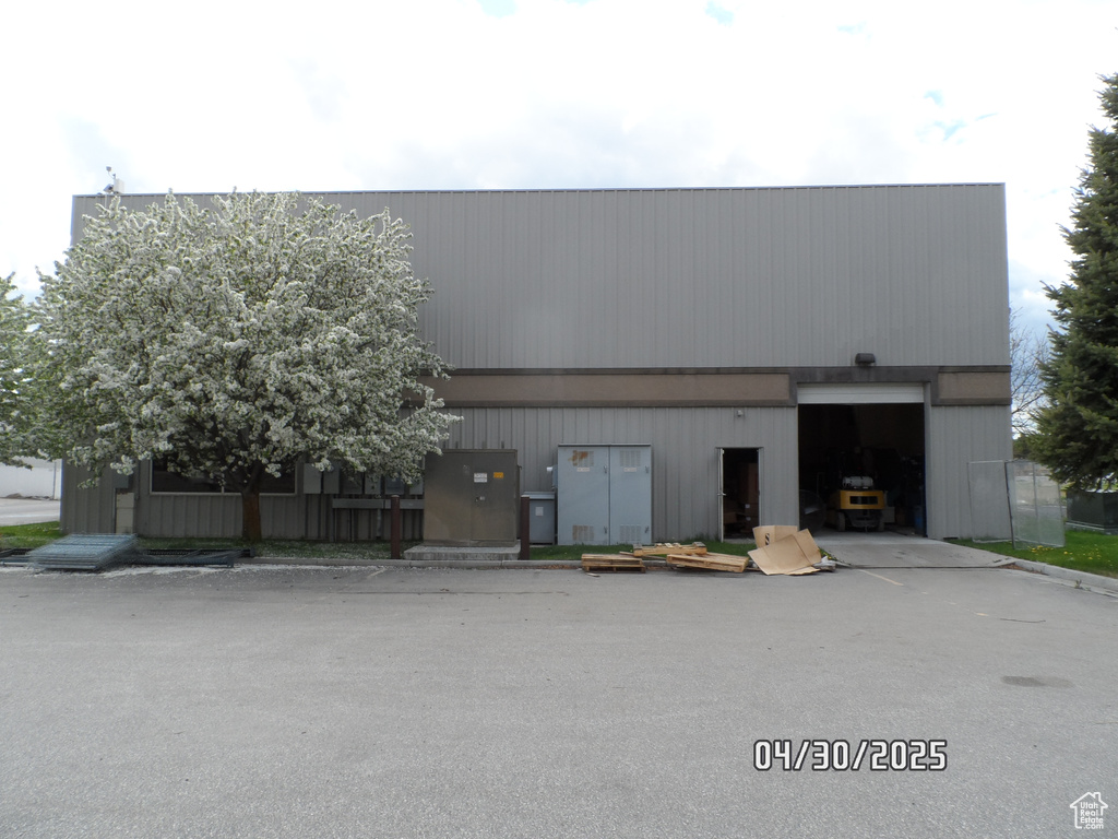 Exterior space featuring a pole building