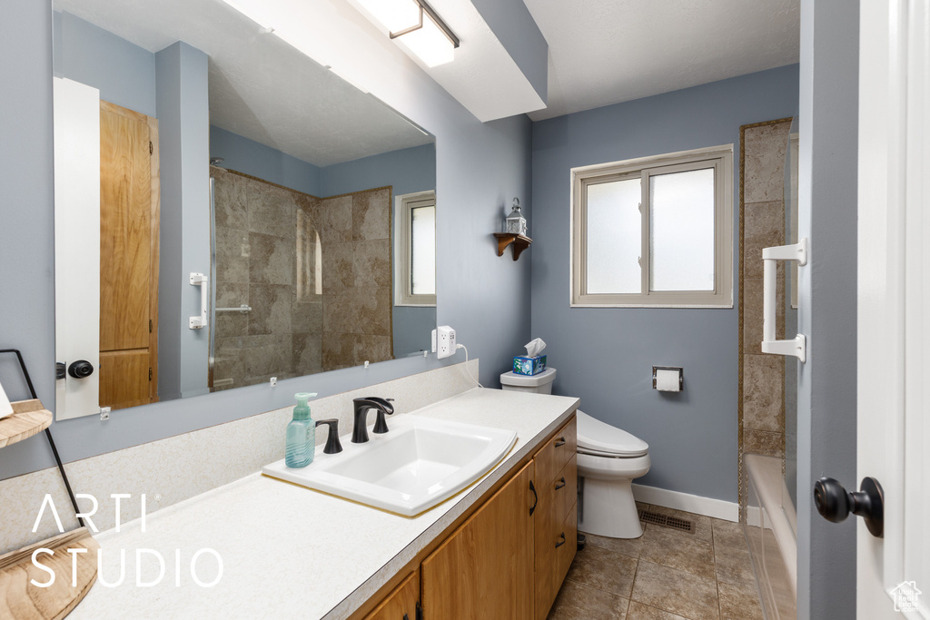 Full bath featuring toilet, baseboards, visible vents, and vanity