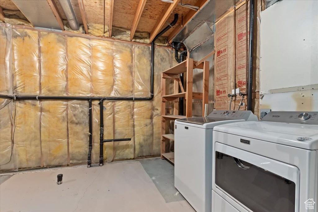 Laundry room with laundry area and independent washer and dryer