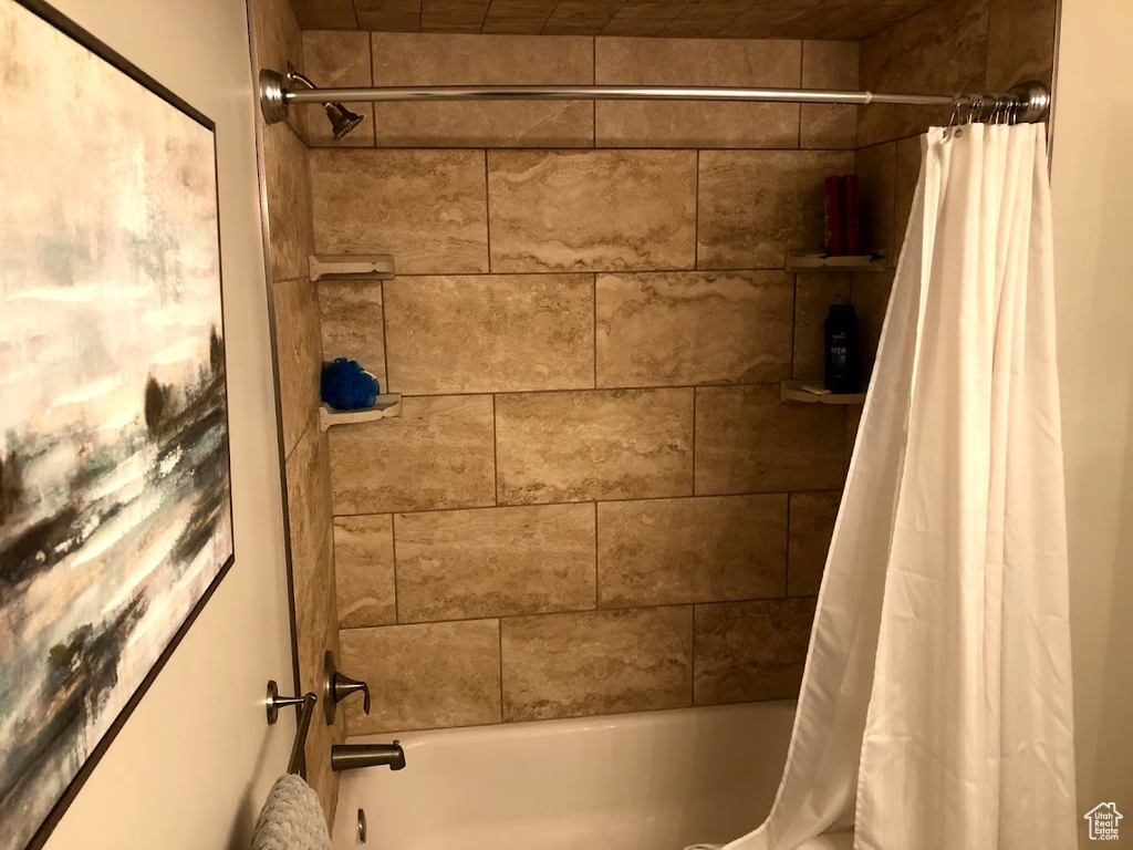 Bathroom with shower / bathtub combination with curtain