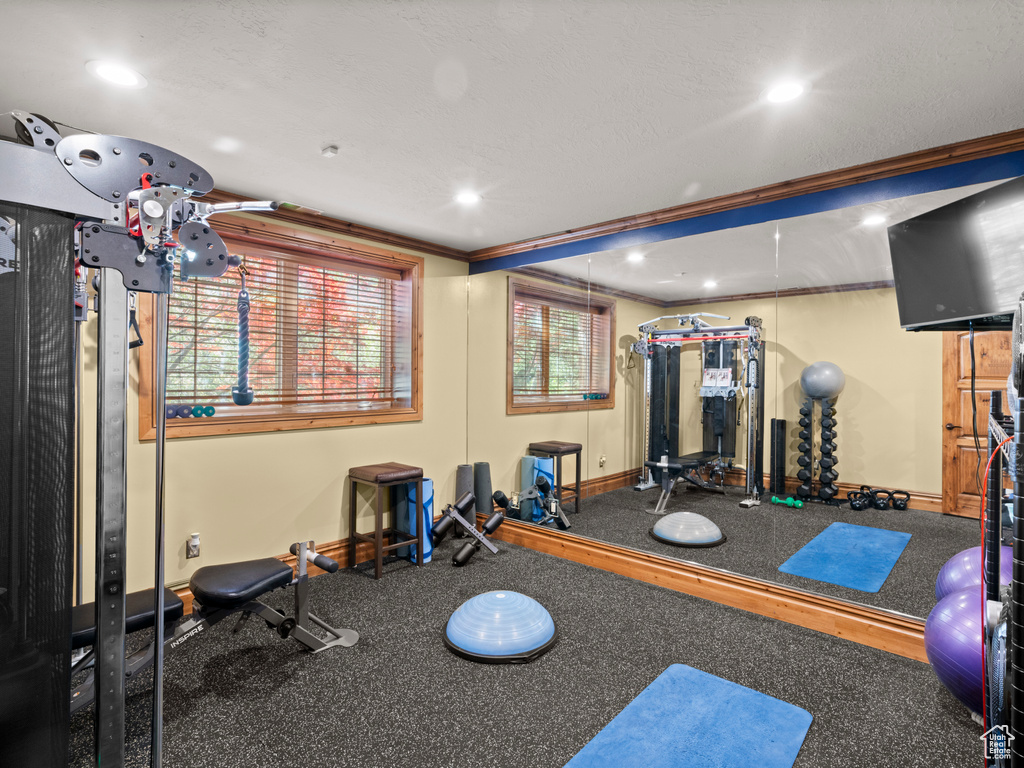 Workout room with crown molding, recessed lighting, and baseboards