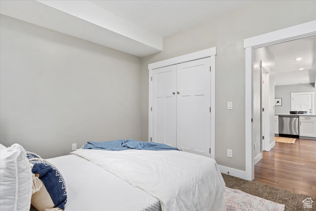 Bedroom with carpet floors, recessed lighting, baseboards, and a closet