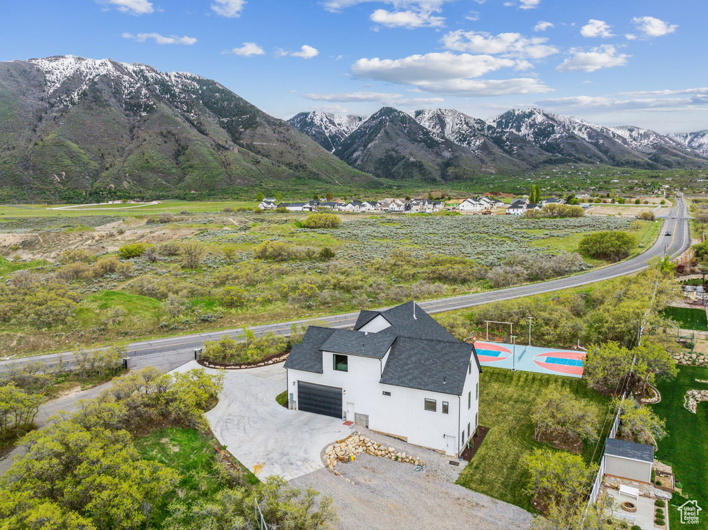 Aerial view with a mountain view