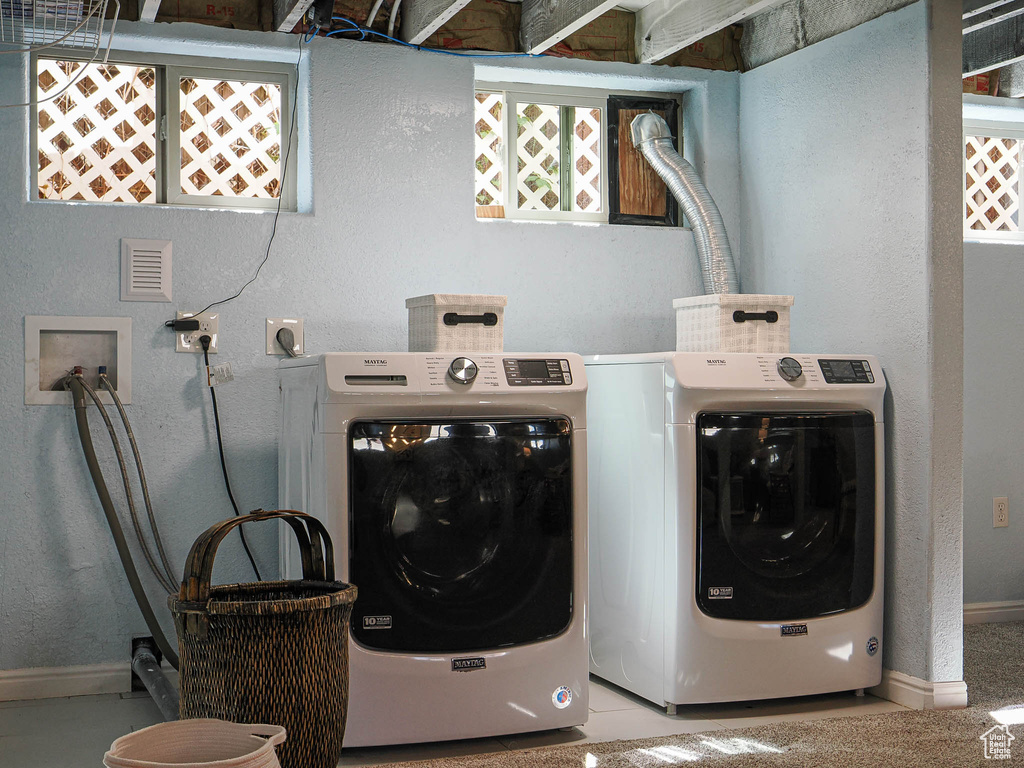 Laundry room with baseboards, laundry area, independent washer and dryer, and visible vents