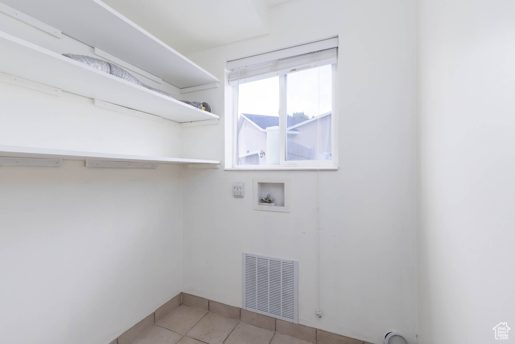 Laundry room featuring laundry area, visible vents, baseboards, washer hookup, and light tile patterned floors