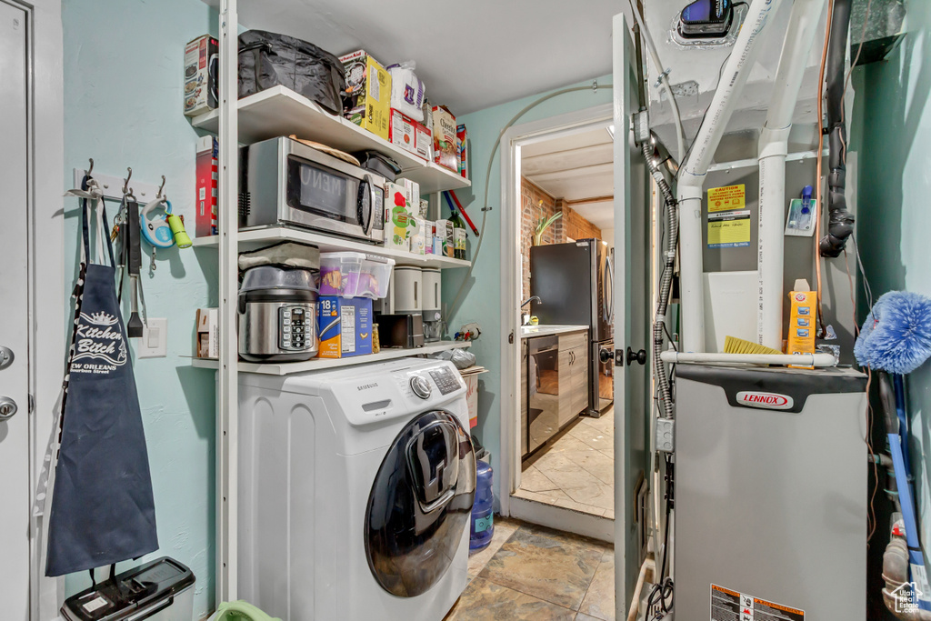 Laundry area with heating unit, laundry area, and washer / clothes dryer