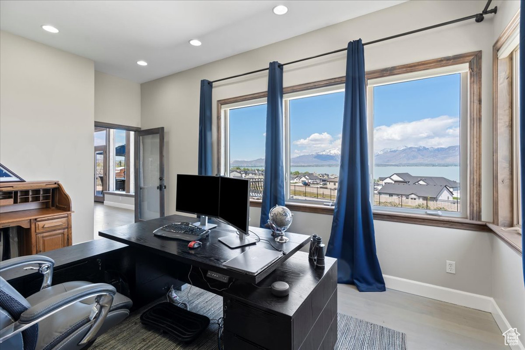 Office with plenty of natural light, recessed lighting, baseboards, and light wood-type flooring