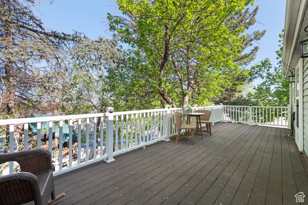 Deck with outdoor dining space
