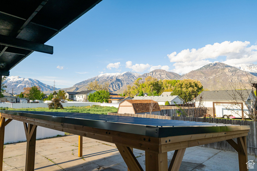 Playroom with a residential view and a mountain view