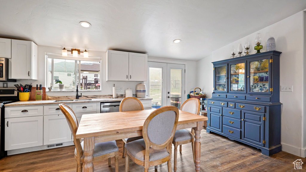 Dining area featuring visible vents, dark wood-type flooring, and recessed lighting